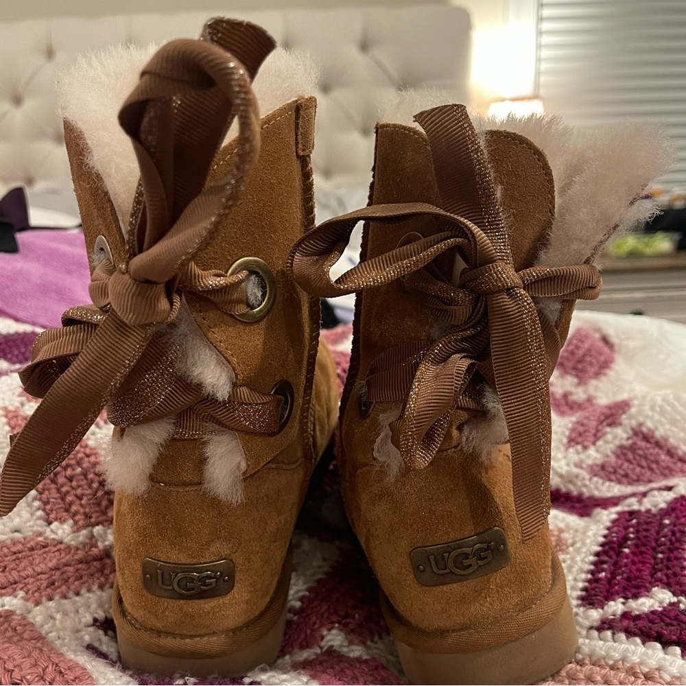 Short uggs with bow tie